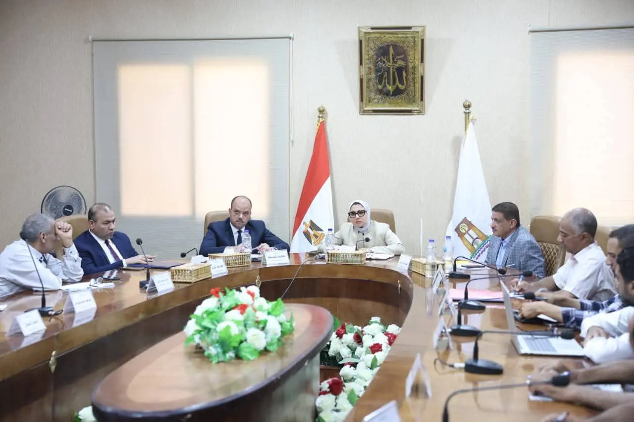محافظ الوادي الجديد تتابع ملفات تقنين أراضي الدولة