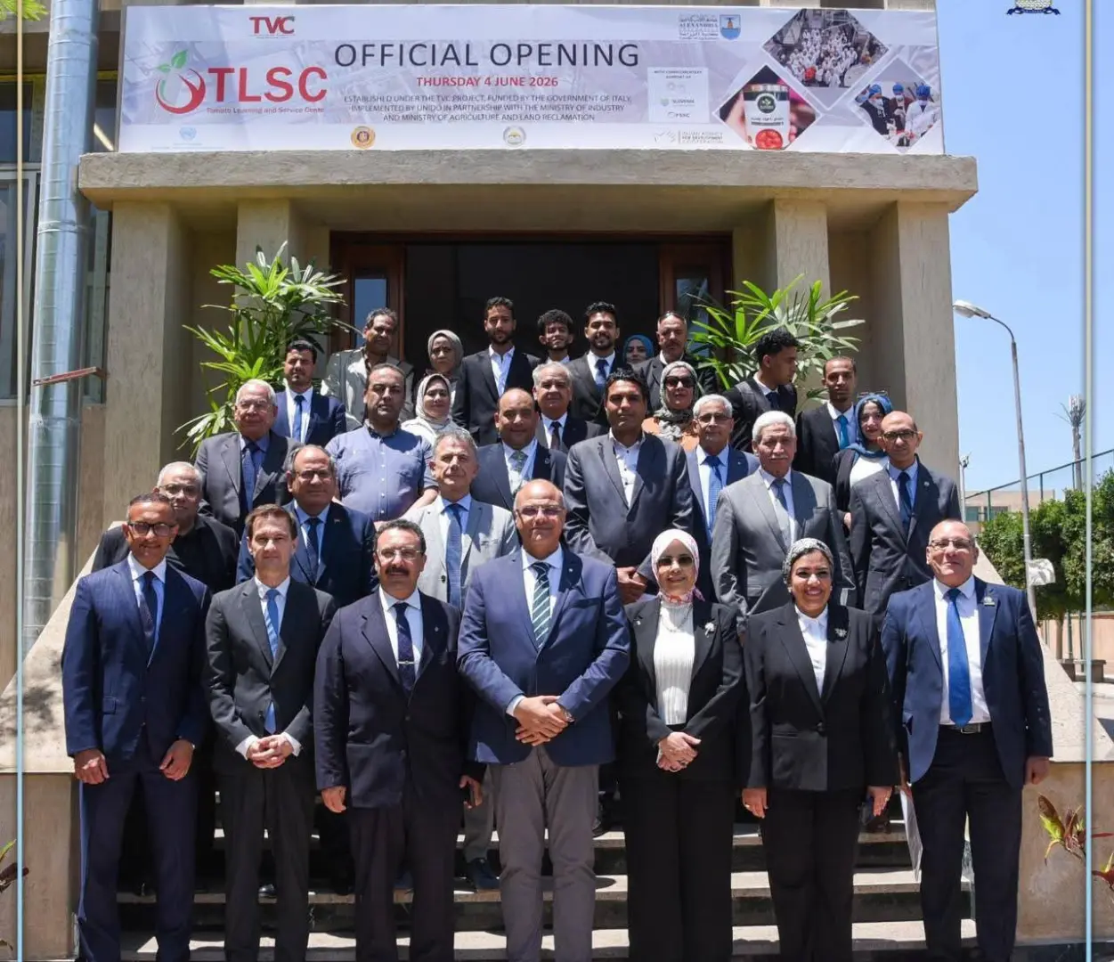 محافظ الإسكندرية ورئيس الجامعة يفتتحان المركز الخدمي التعليمي لسلسلة قيمة الطماطم - 1000655484