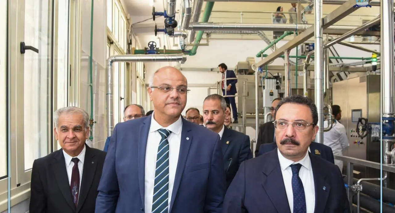 محافظ الإسكندرية ورئيس الجامعة يفتتحان المركز الخدمي التعليمي لسلسلة قيمة الطماطم - 1000655487