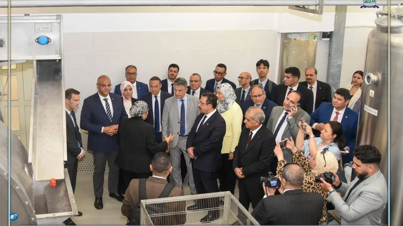 محافظ الإسكندرية ورئيس الجامعة يفتتحان المركز الخدمي التعليمي لسلسلة قيمة الطماطم - 1000655488