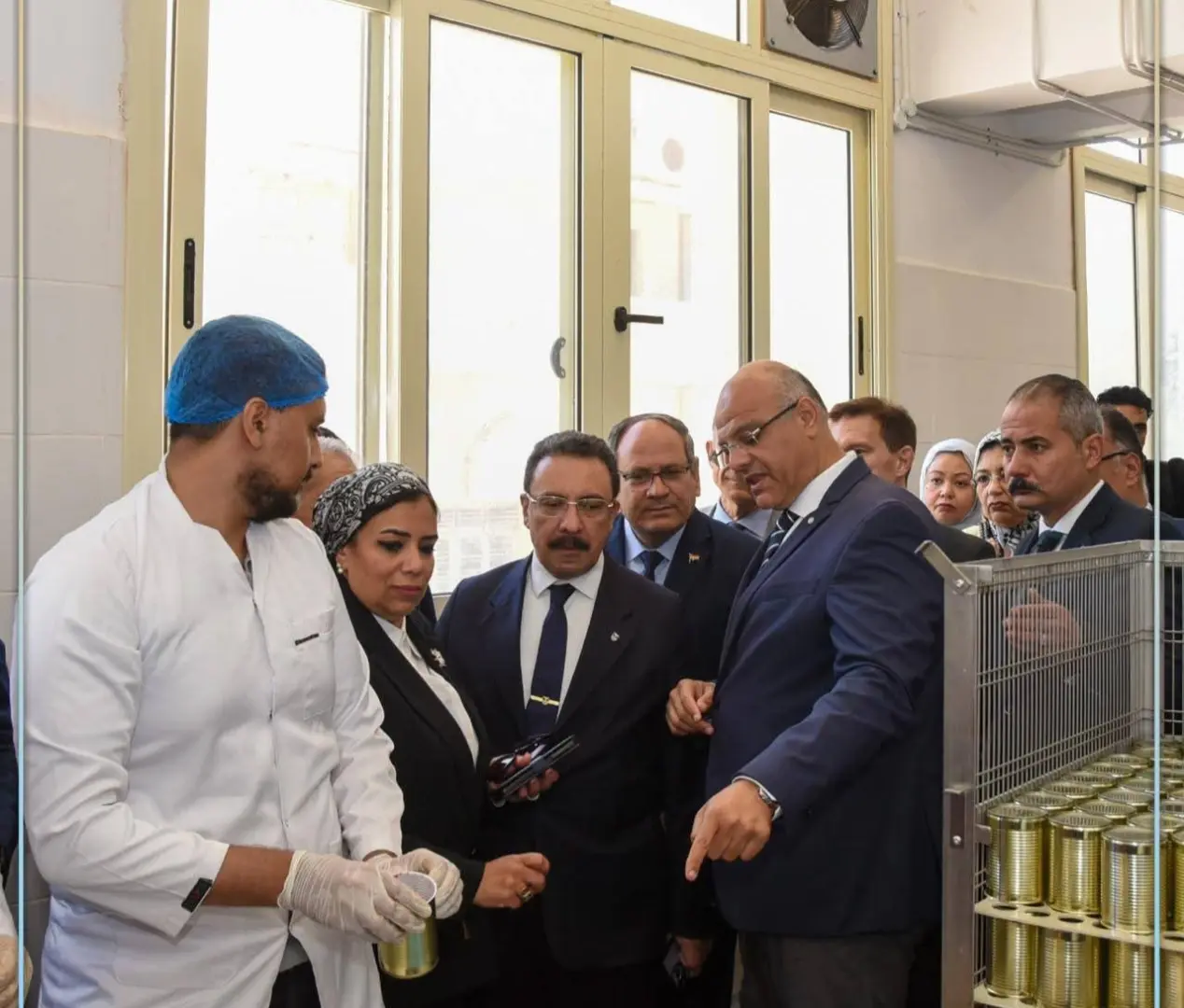 محافظ الإسكندرية ورئيس الجامعة يفتتحان المركز الخدمي التعليمي لسلسلة قيمة الطماطم - 1000655489