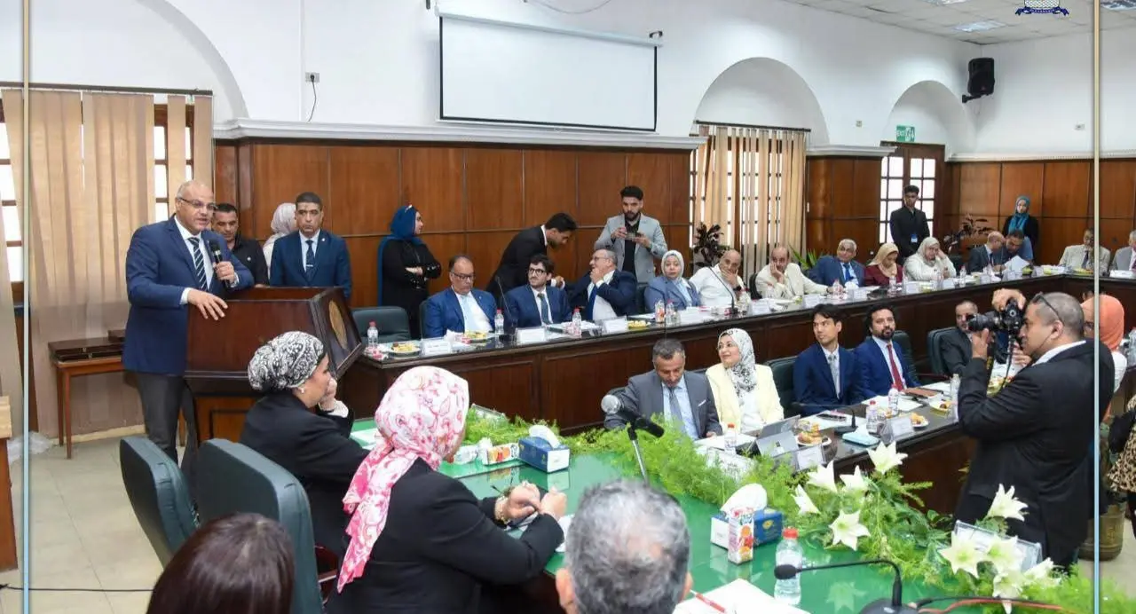 محافظ الإسكندرية ورئيس الجامعة يفتتحان المركز الخدمي التعليمي لسلسلة قيمة الطماطم - 1000655492