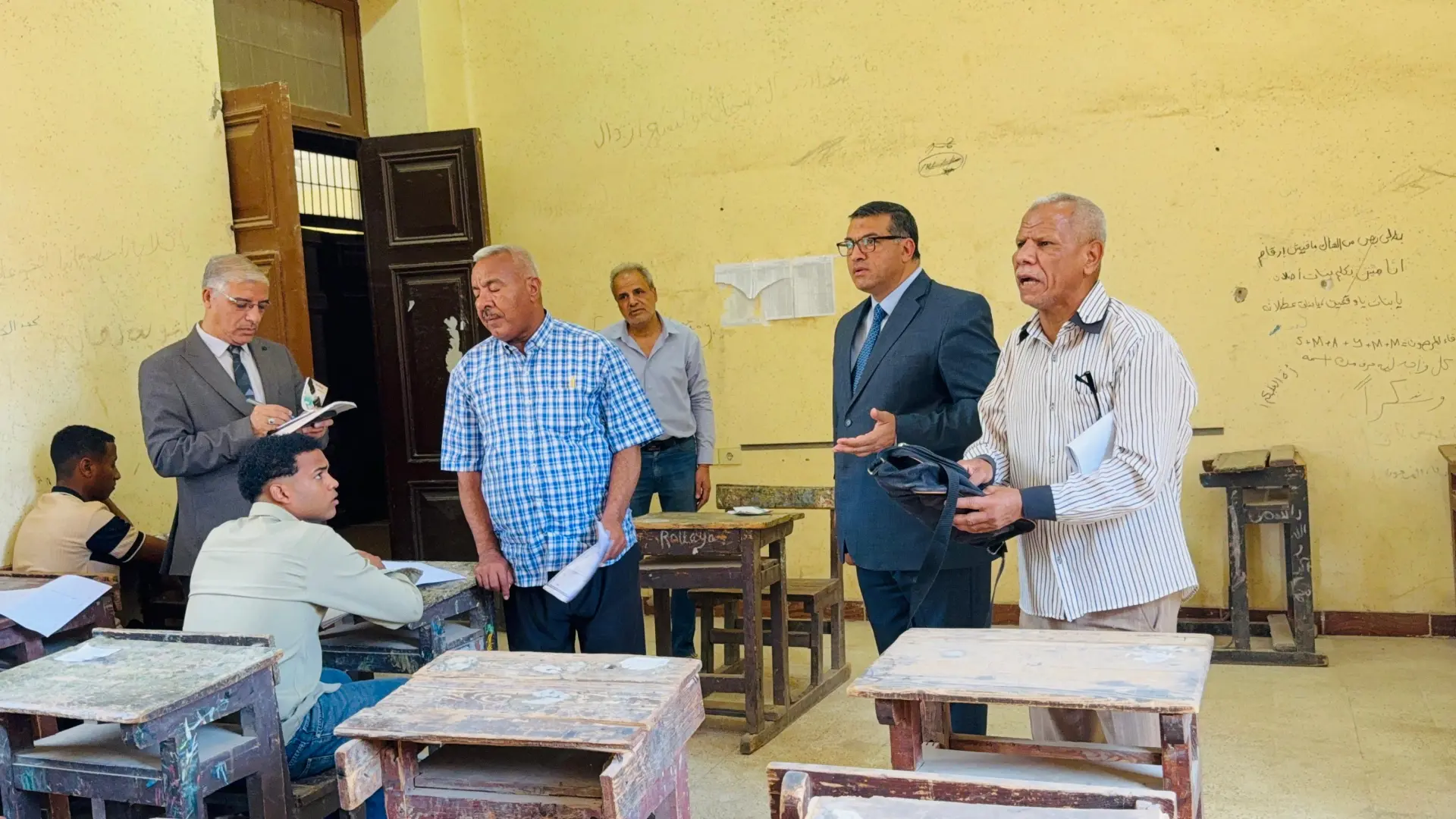 إحالة 4 ملاحظين ومراقب للتحقيق بعد رصد تجاوزات بلجنة دبلومات فنية بقنا - 1000657903