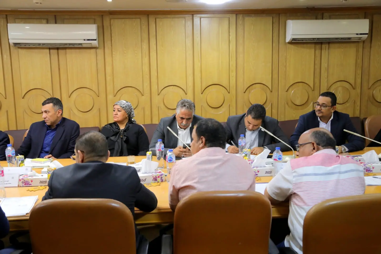 محافظ قنا يبحث مع أعضاء مجلسي النواب والشيوخ خطط التوسع في المشروعات الخدمية والتنموية - 1000658915