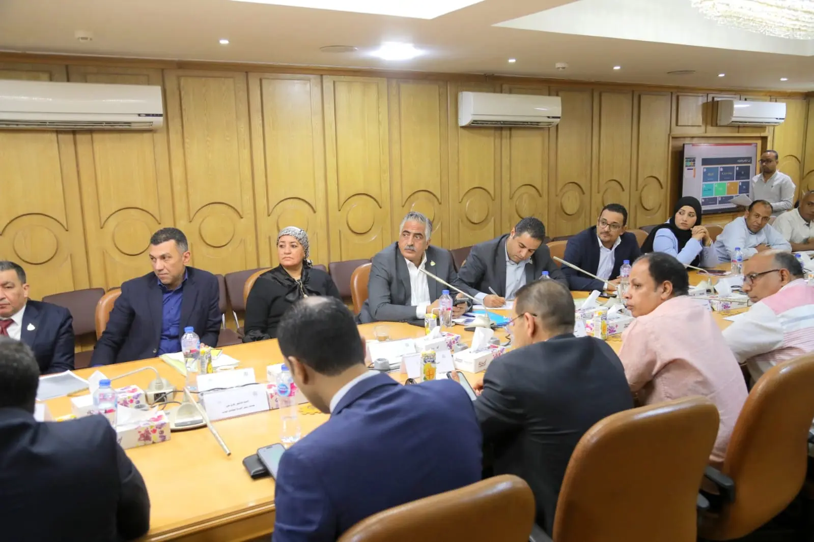 محافظ قنا يبحث مع أعضاء مجلسي النواب والشيوخ خطط التوسع في المشروعات الخدمية والتنموية - 1000658918