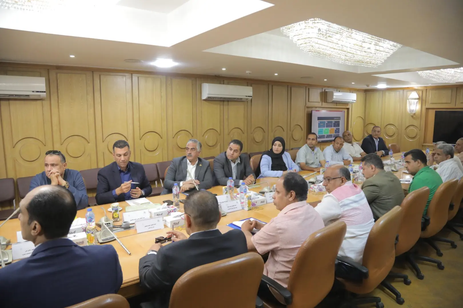 محافظ قنا يبحث مع أعضاء مجلسي النواب والشيوخ خطط التوسع في المشروعات الخدمية والتنموية - 1000658989
