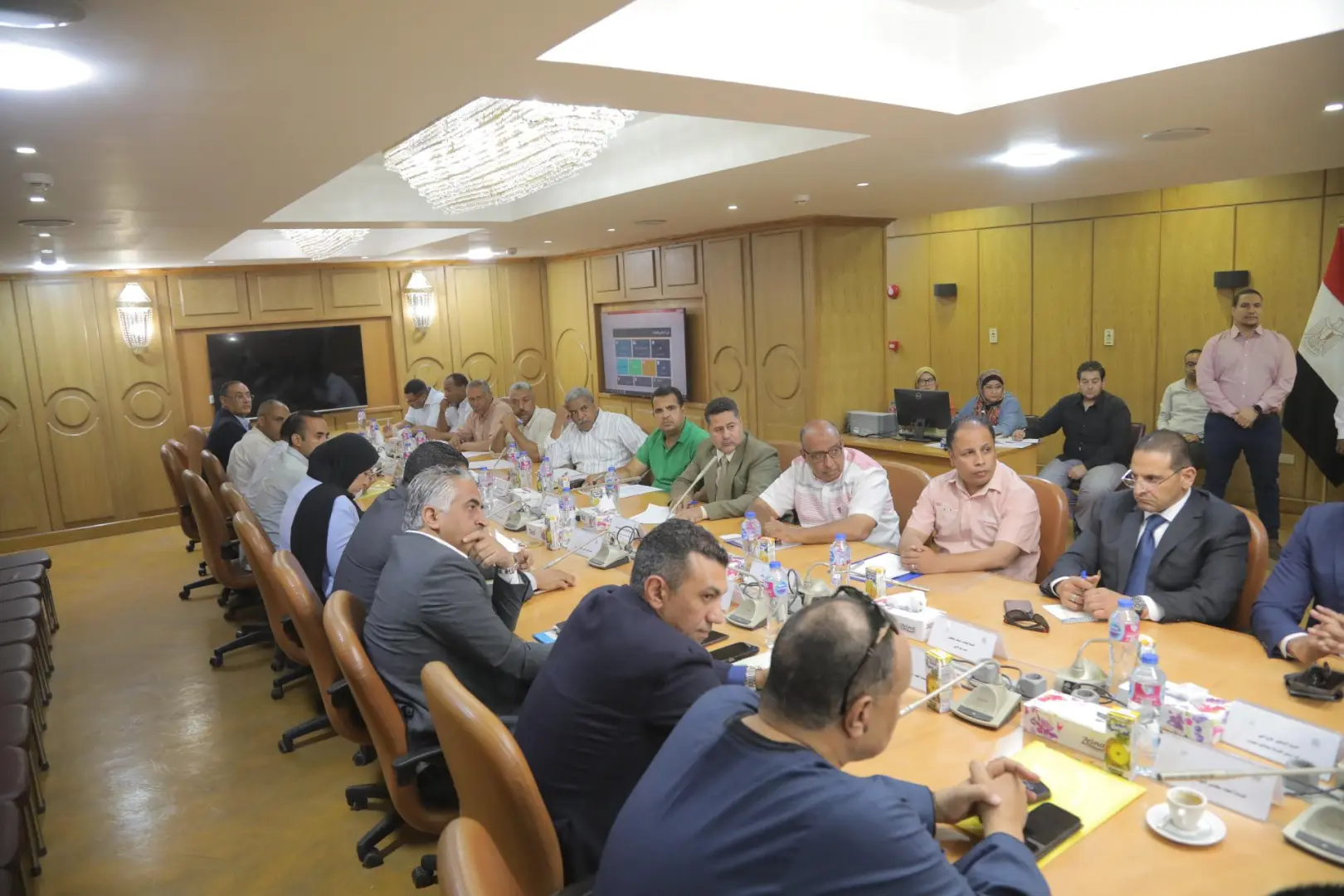 محافظ قنا يبحث مع أعضاء مجلسي النواب والشيوخ خطط التوسع في المشروعات الخدمية والتنموية - 1000658993