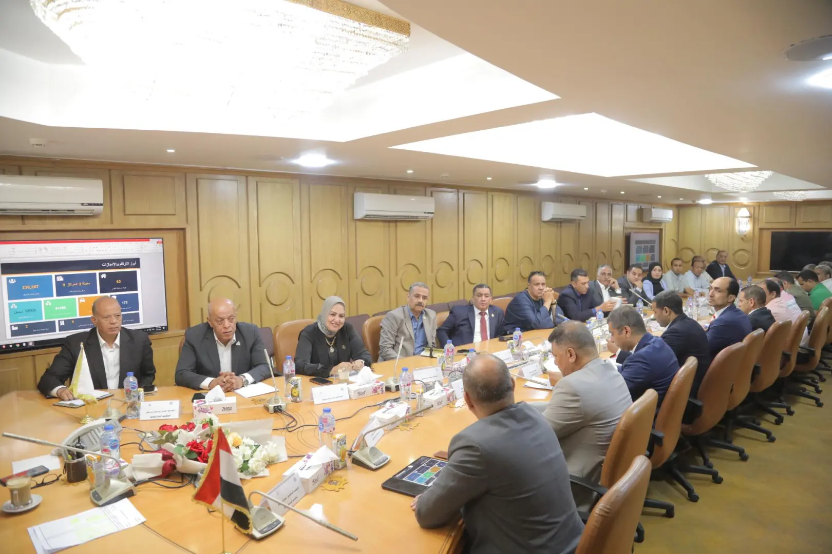محافظ قنا يبحث مع أعضاء مجلسي النواب والشيوخ خطط التوسع في المشروعات الخدمية والتنموية - 1000658997