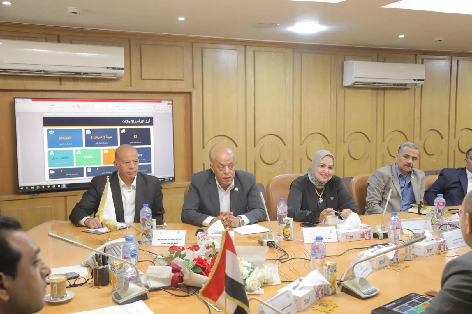 محافظ قنا يبحث مع أعضاء مجلسي النواب والشيوخ خطط التوسع في المشروعات الخدمية والتنموية - 1000658998