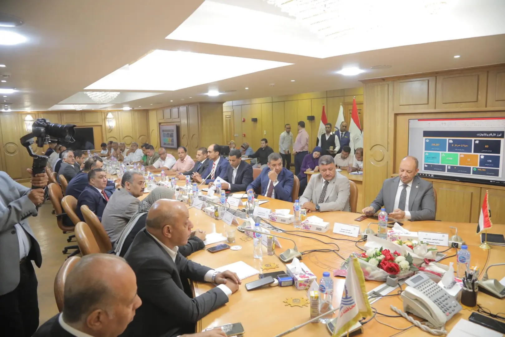 محافظ قنا يبحث مع أعضاء مجلسي النواب والشيوخ خطط التوسع في المشروعات الخدمية والتنموية - 1000659001