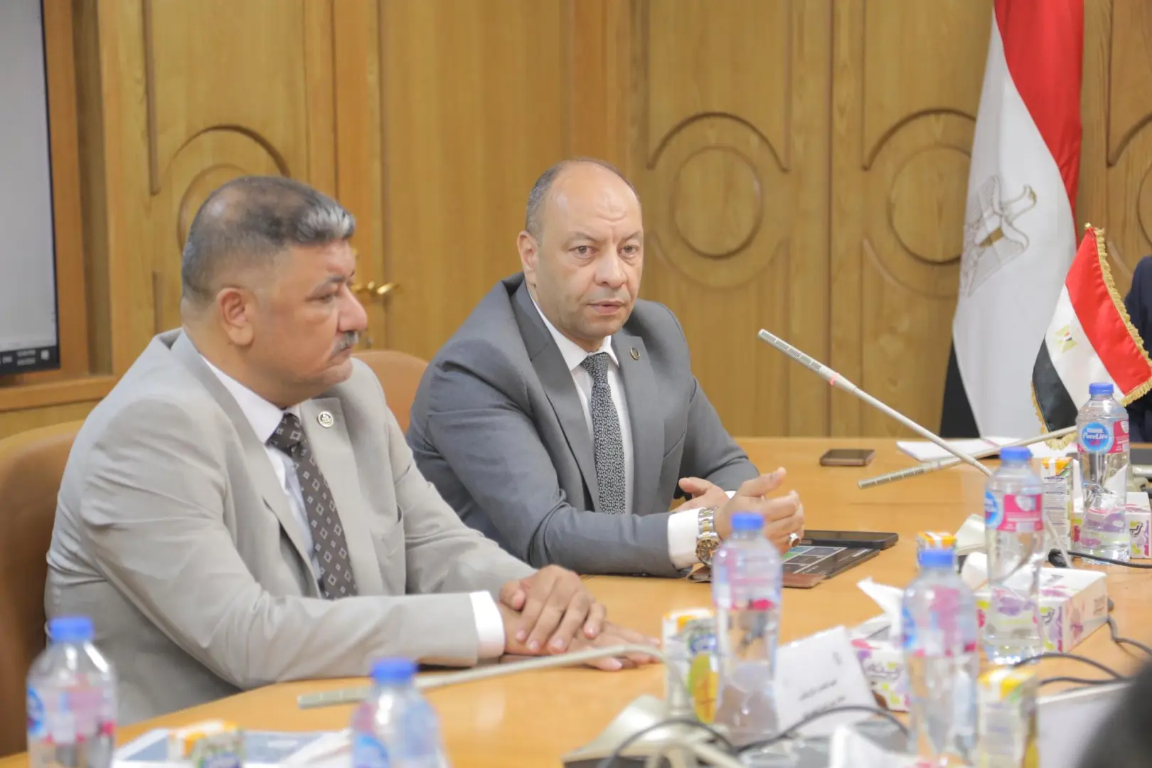 محافظ قنا يبحث مع أعضاء مجلسي النواب والشيوخ خطط التوسع في المشروعات الخدمية والتنموية - 1000659005