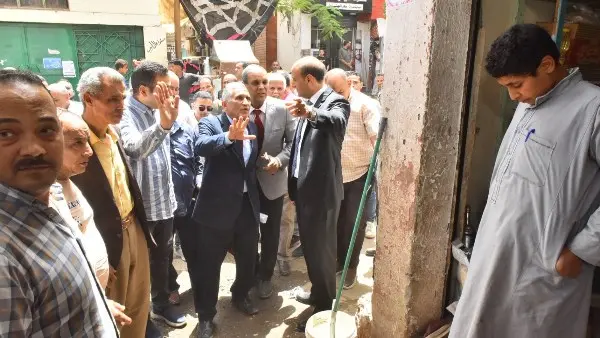 بالصور.. محافظ أسيوط يتفقد سوق الباعة الجائلين بمنفلوط - 1000660835
