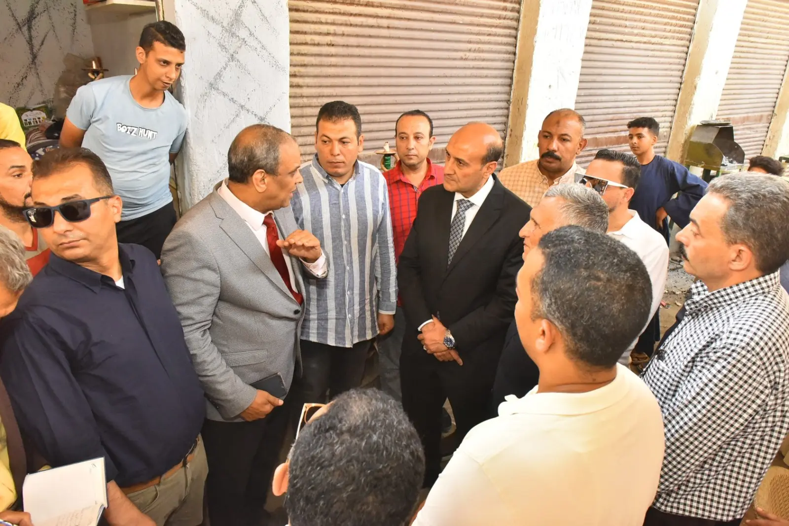 بالصور.. محافظ أسيوط يتفقد سوق الباعة الجائلين بمنفلوط - 1000660836