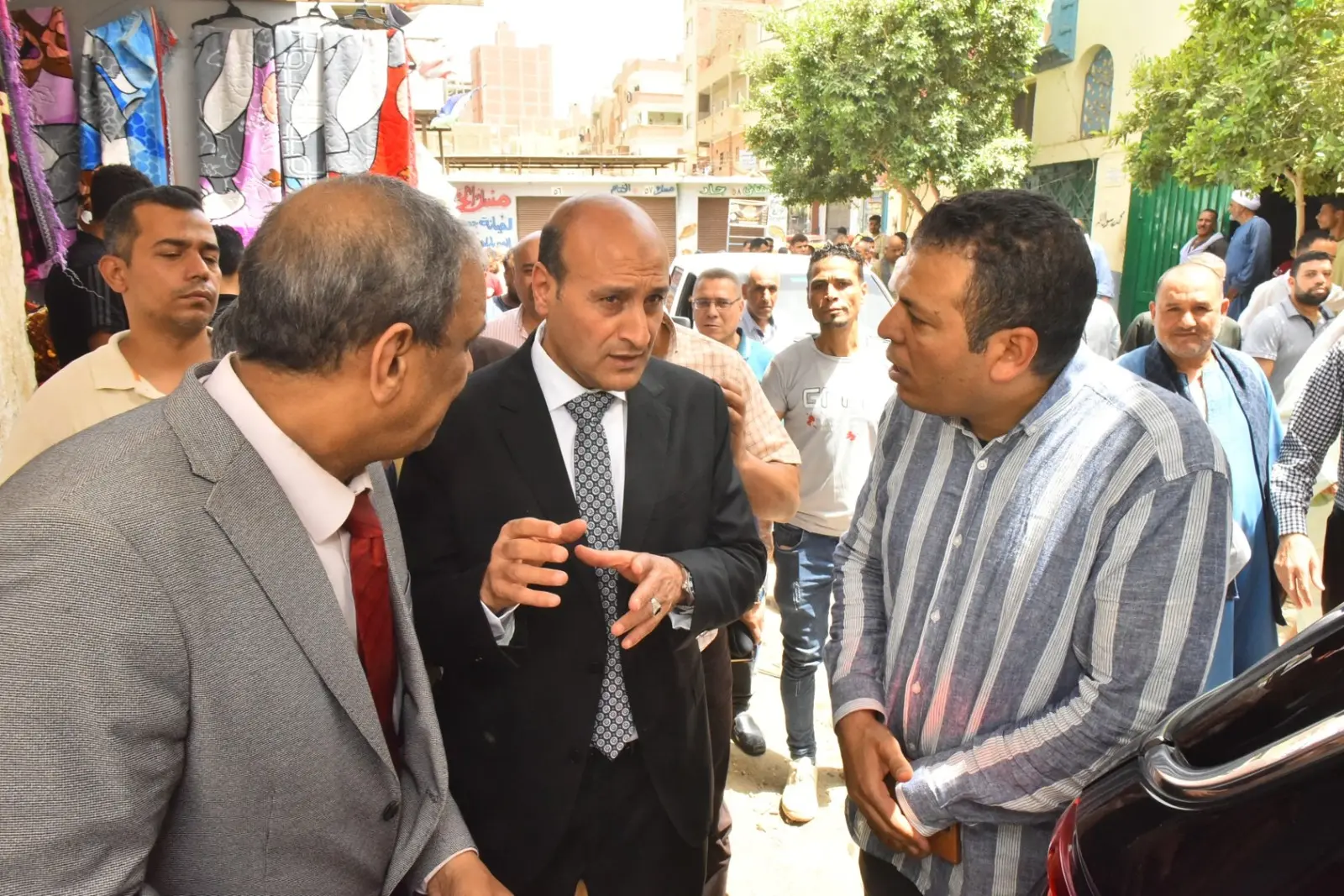 بالصور.. محافظ أسيوط يتفقد سوق الباعة الجائلين بمنفلوط - 1000660837