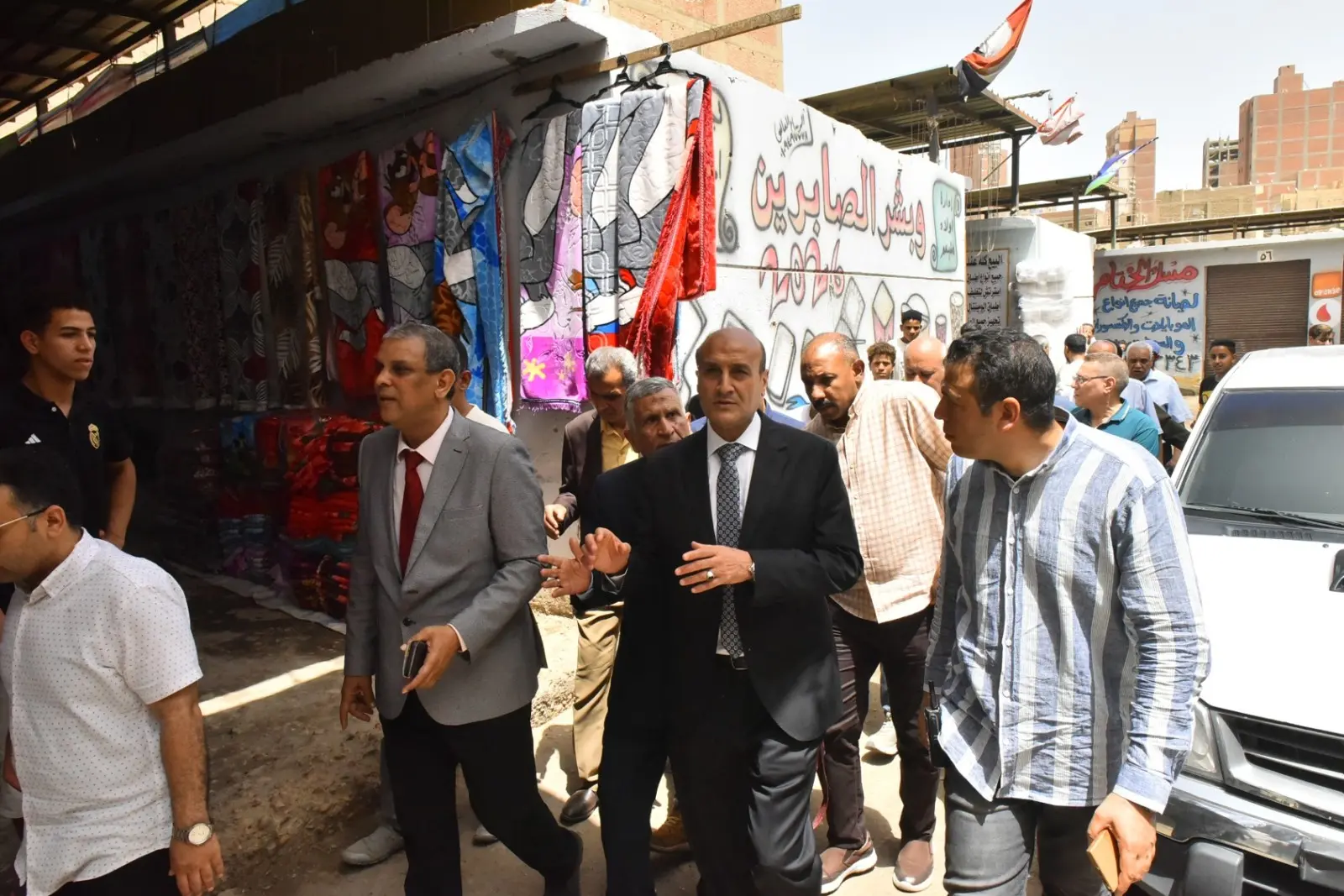 بالصور.. محافظ أسيوط يتفقد سوق الباعة الجائلين بمنفلوط