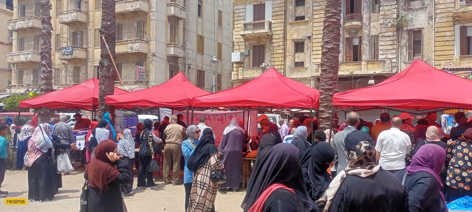 محافظة الإسكندرية تُكثّف إقامة أسواق اليوم الواحد بالمناطق المختلفة لتوفير السلع للمواطنين استعدادًا لعيد الأضحى المبارك - 1000665126