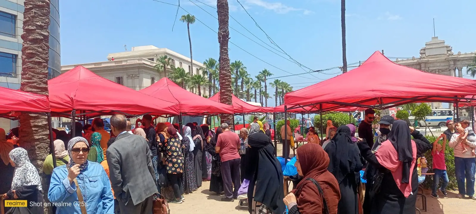 محافظة الإسكندرية تُكثّف إقامة أسواق اليوم الواحد بالمناطق المختلفة لتوفير السلع للمواطنين استعدادًا لعيد الأضحى المبارك - 1000665129