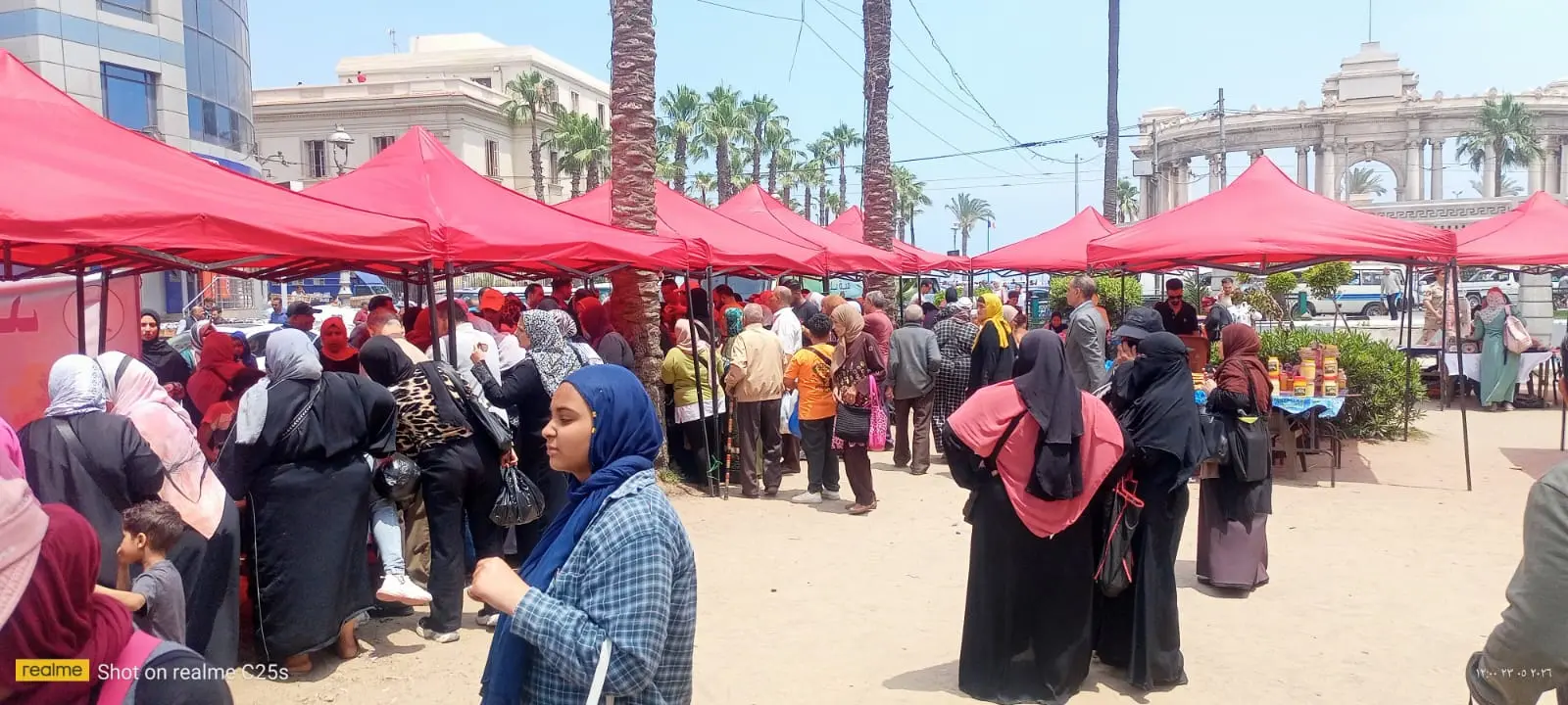 محافظة الإسكندرية تُكثّف إقامة أسواق اليوم الواحد بالمناطق المختلفة لتوفير السلع للمواطنين استعدادًا لعيد الأضحى المبارك - 1000665132 1