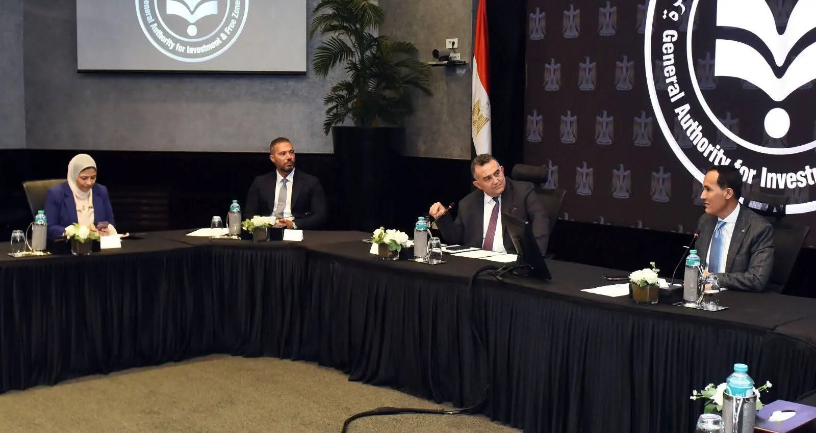 هيئة الاستثمار والبورصة المصرية تبحثان زيادة عدد الشركات المقيدة وتعزيز خدمات المستثمرين