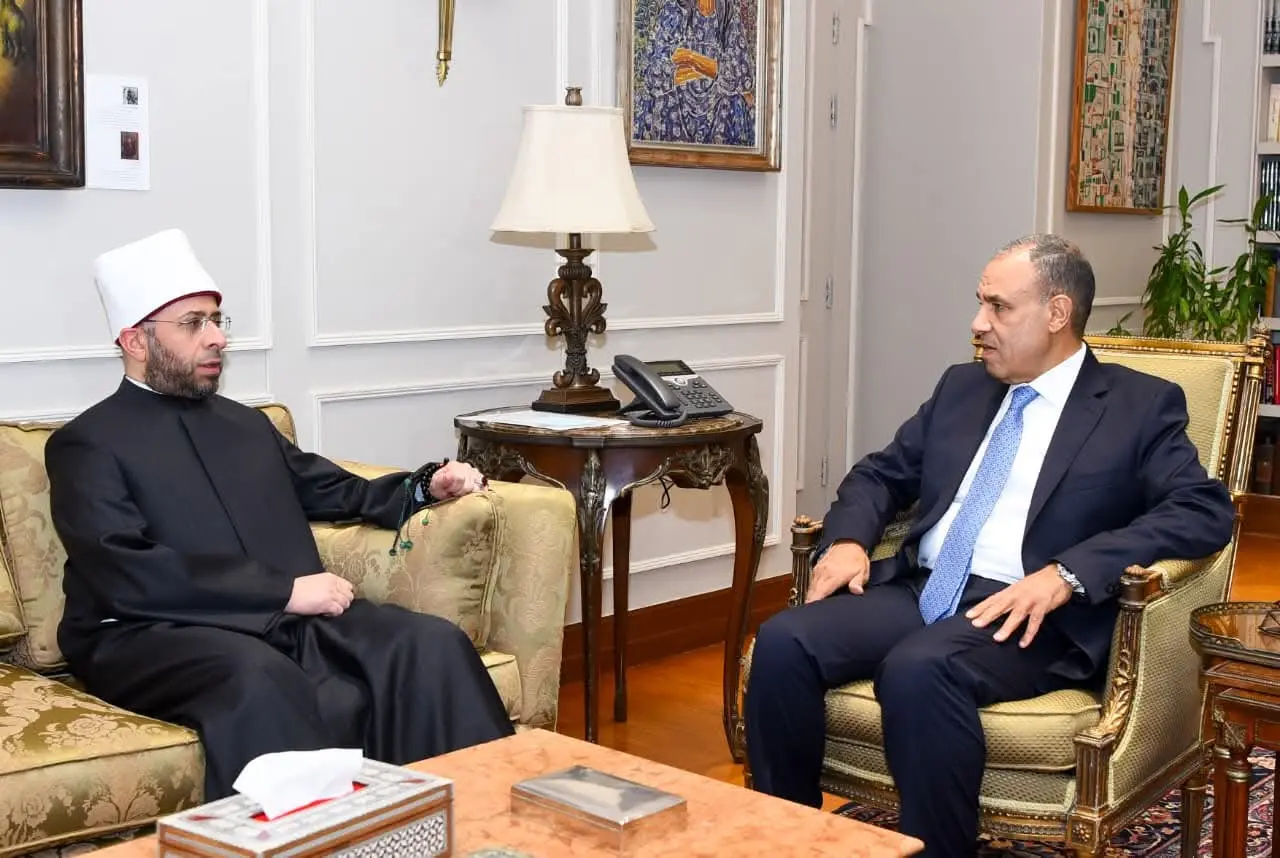 وزير الخارجية يبحث مع وزير الأوقاف تعزيز التعاون المشترك