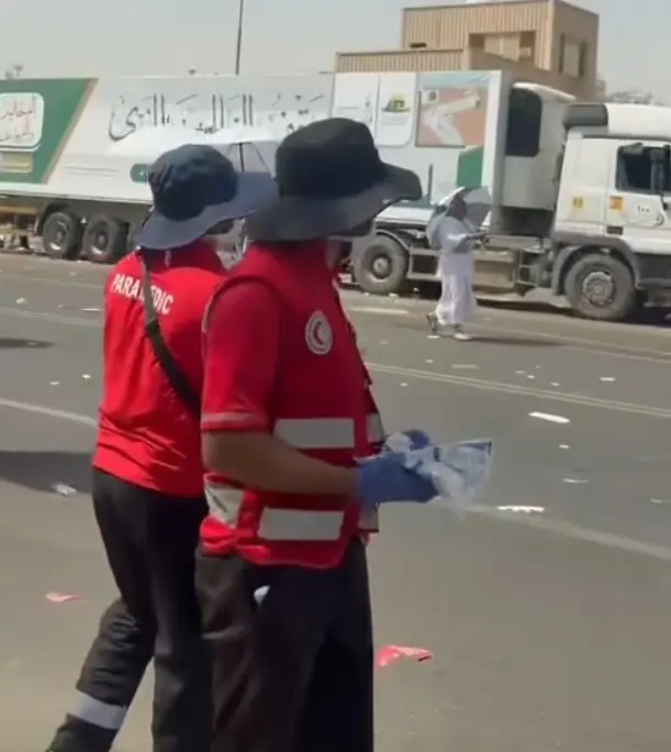وسط أجواء شديدة الحرارة.. توزيع مظلات وأكياس ثلج على حجاج عرفات - 1000669499