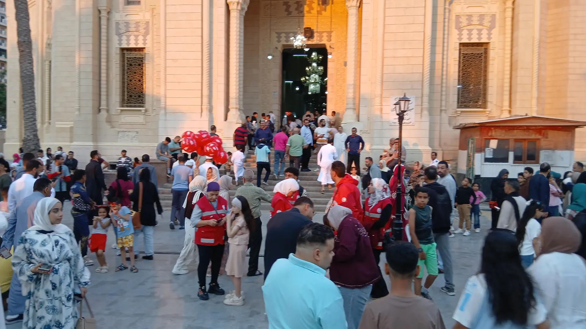 بالبالون الملونة.. الإسكندرانية يحتفلون بعيد الأضحى المبارك عقب الانتهاء من الصلاة - 1000670895