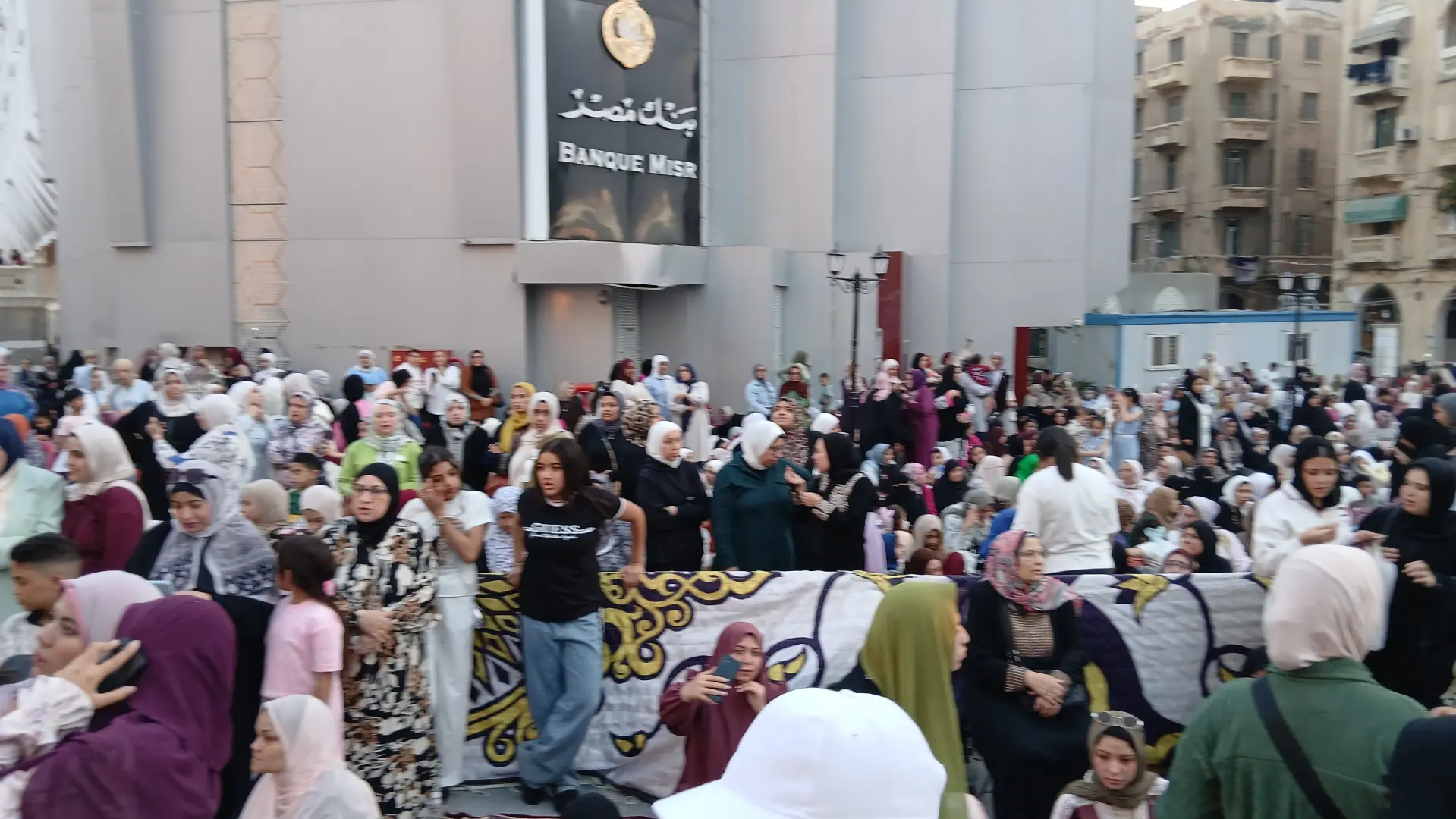 بالبالون الملونة.. الإسكندرانية يحتفلون بعيد الأضحى المبارك عقب الانتهاء من الصلاة - 1000670904