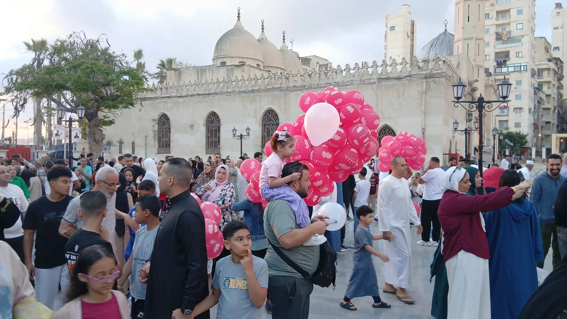بالبالون الملونة.. الإسكندرانية يحتفلون بعيد الأضحى المبارك عقب الانتهاء من الصلاة