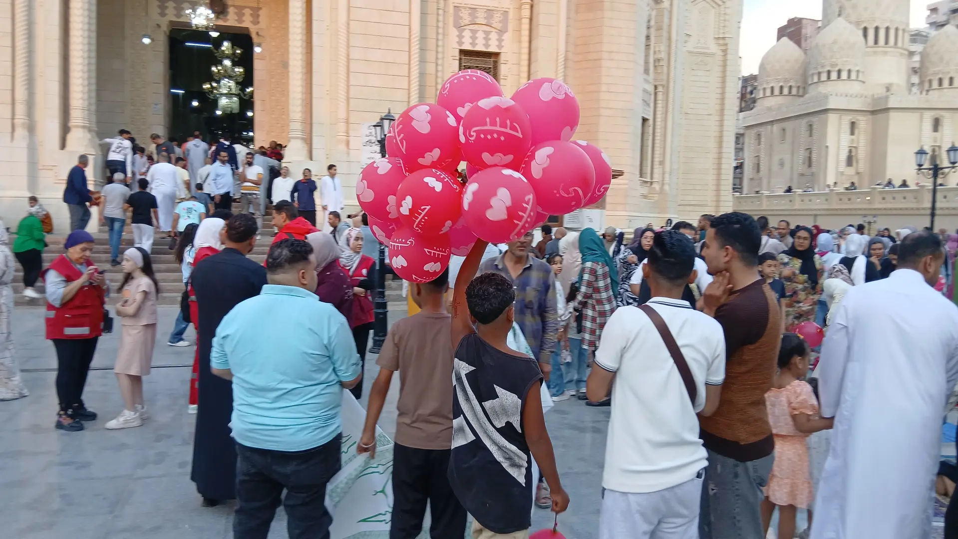 بالبالون الملونة.. الإسكندرانية يحتفلون بعيد الأضحى المبارك عقب الانتهاء من الصلاة - 1000670921