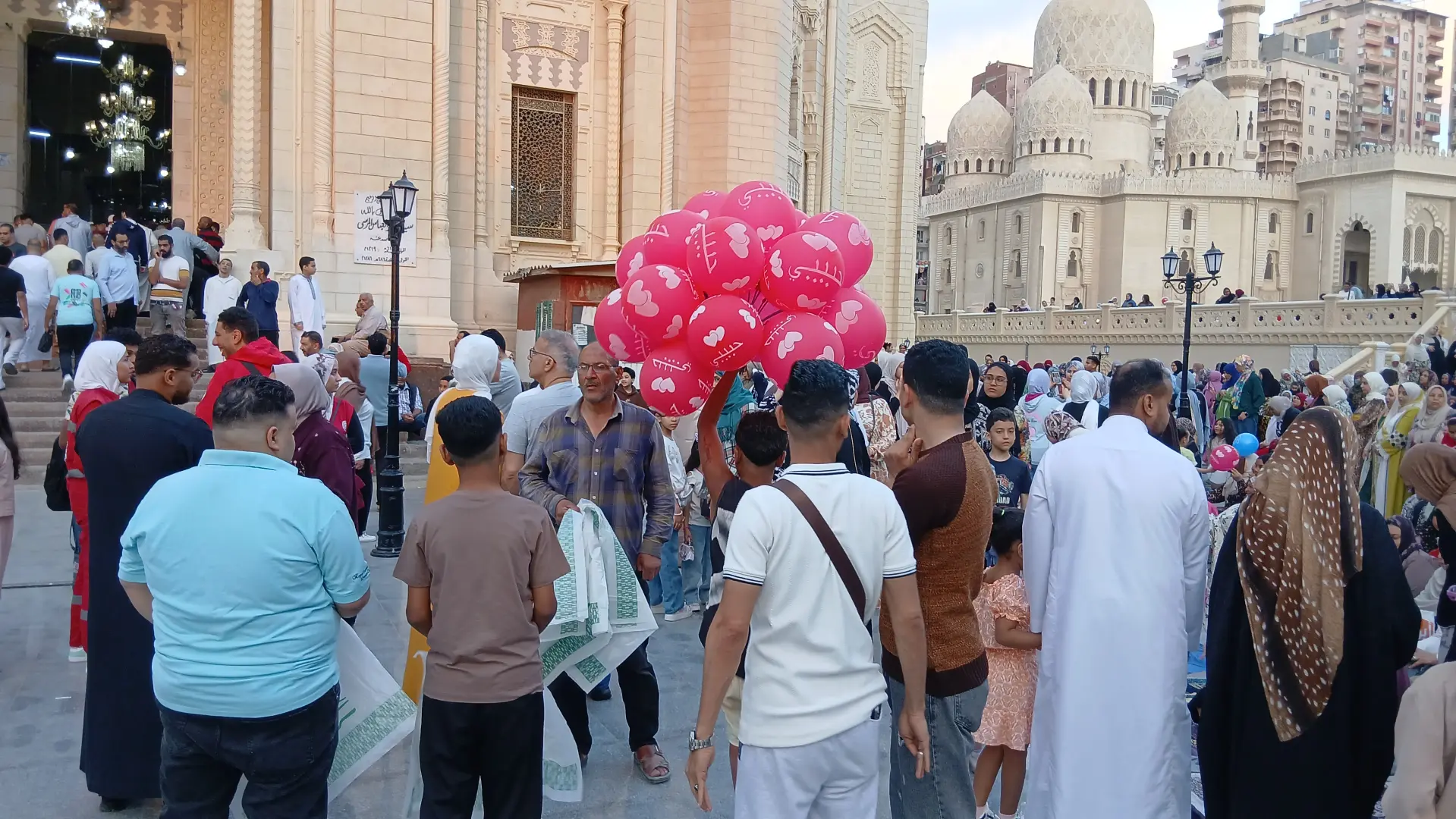 بالبالون الملونة.. الإسكندرانية يحتفلون بعيد الأضحى المبارك عقب الانتهاء من الصلاة - 1000670923