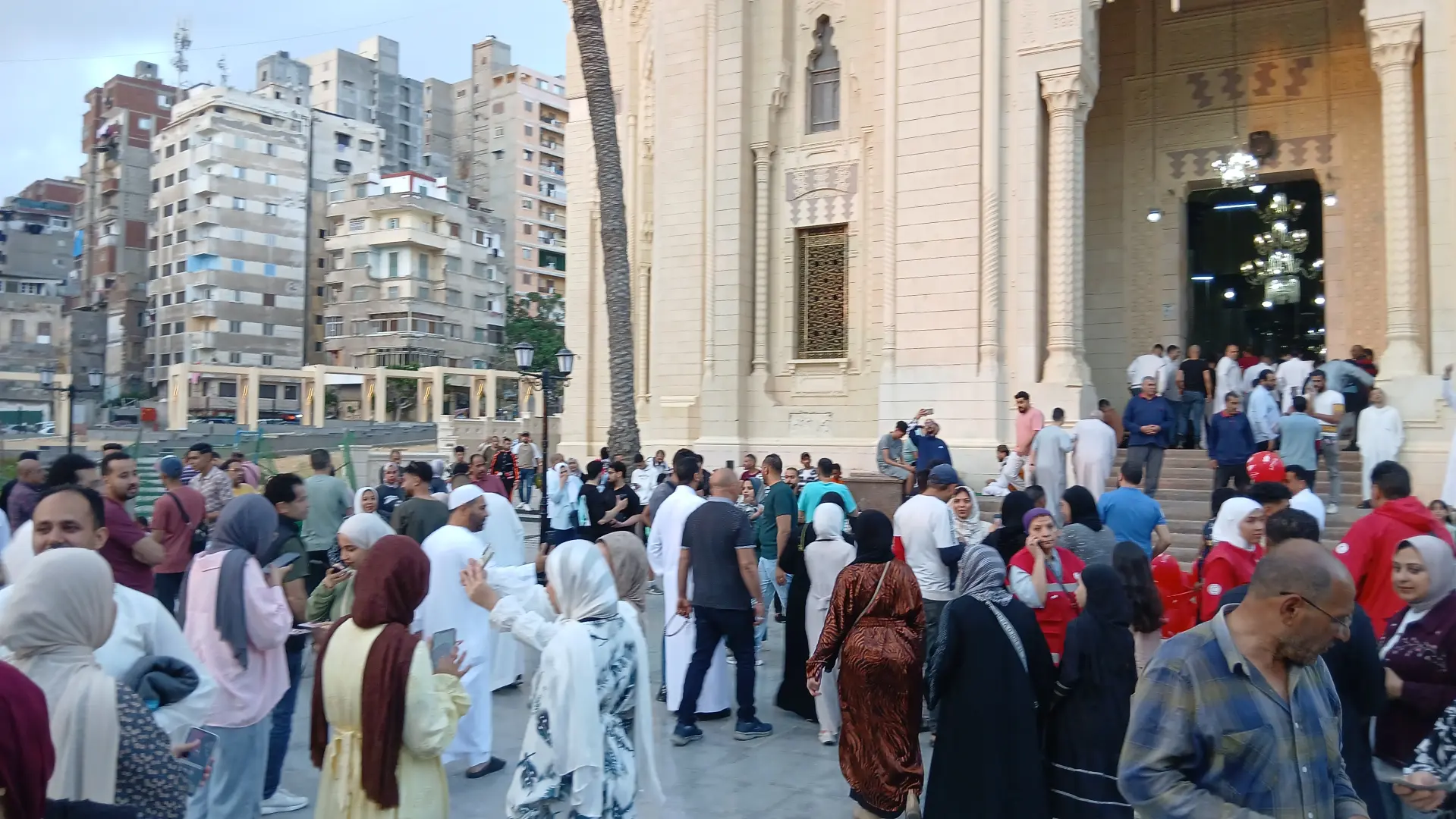 بالبالون الملونة.. الإسكندرانية يحتفلون بعيد الأضحى المبارك عقب الانتهاء من الصلاة - 1000670926