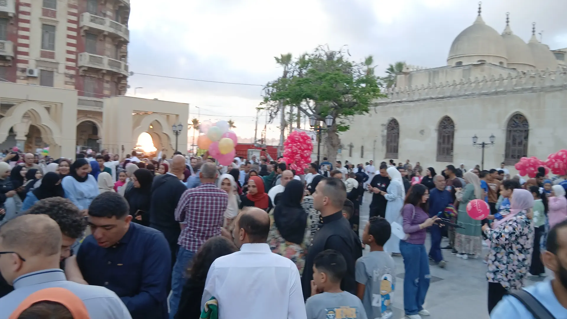 بالبالون الملونة.. الإسكندرانية يحتفلون بعيد الأضحى المبارك عقب الانتهاء من الصلاة - 1000670932