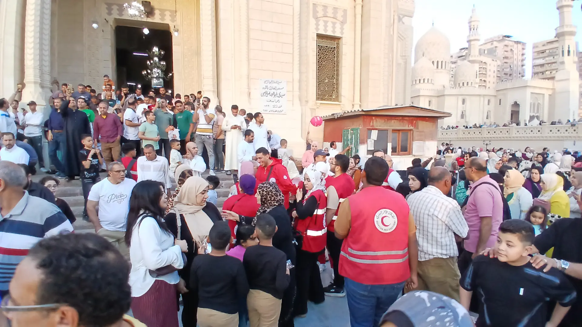 بالبالون الملونة.. الإسكندرانية يحتفلون بعيد الأضحى المبارك عقب الانتهاء من الصلاة - 1000670974