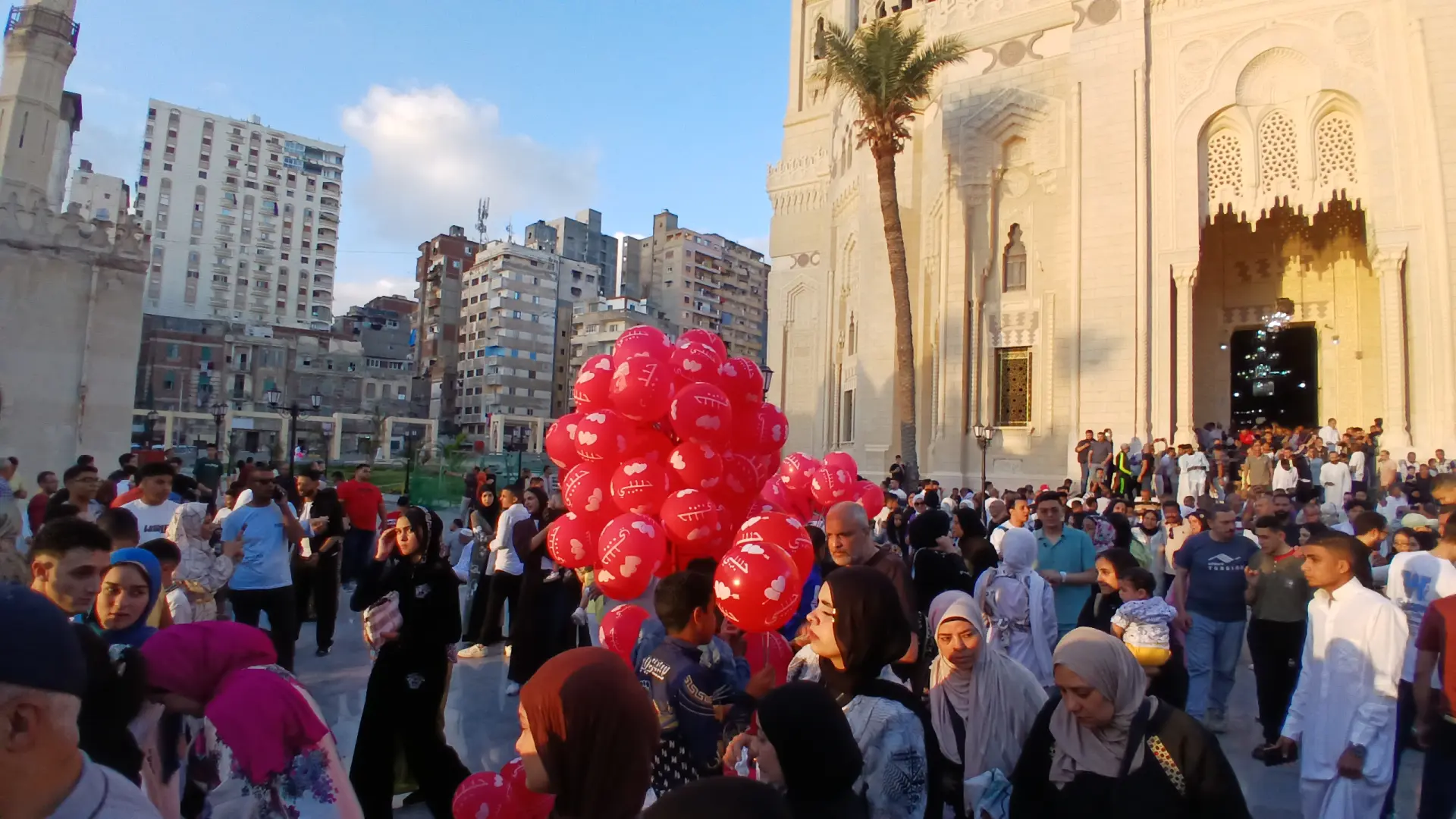 بالبالون الملونة.. الإسكندرانية يحتفلون بعيد الأضحى المبارك عقب الانتهاء من الصلاة - 1000670979