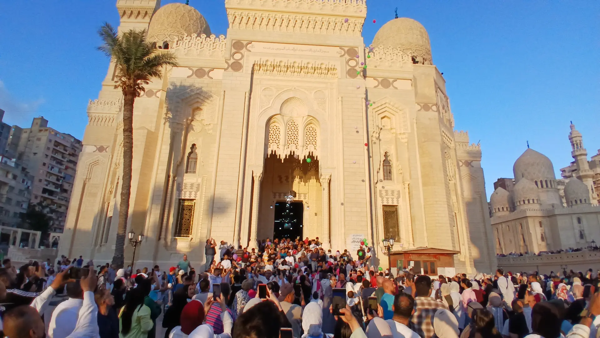 الآلاف يؤدون صلاة عيد الأضحى المبارك في الإسكندرية