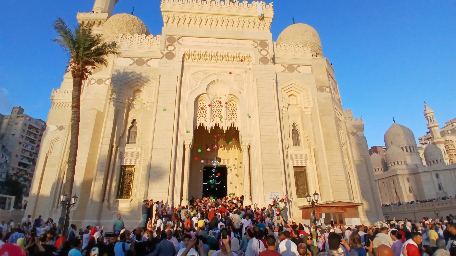 الآلاف يؤدون صلاة عيد الأضحى المبارك في الإسكندرية - 1000670999