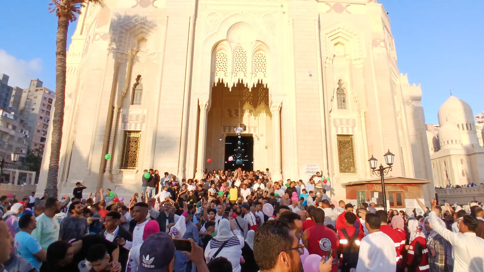 الآلاف يؤدون صلاة عيد الأضحى المبارك في الإسكندرية - 1000671002