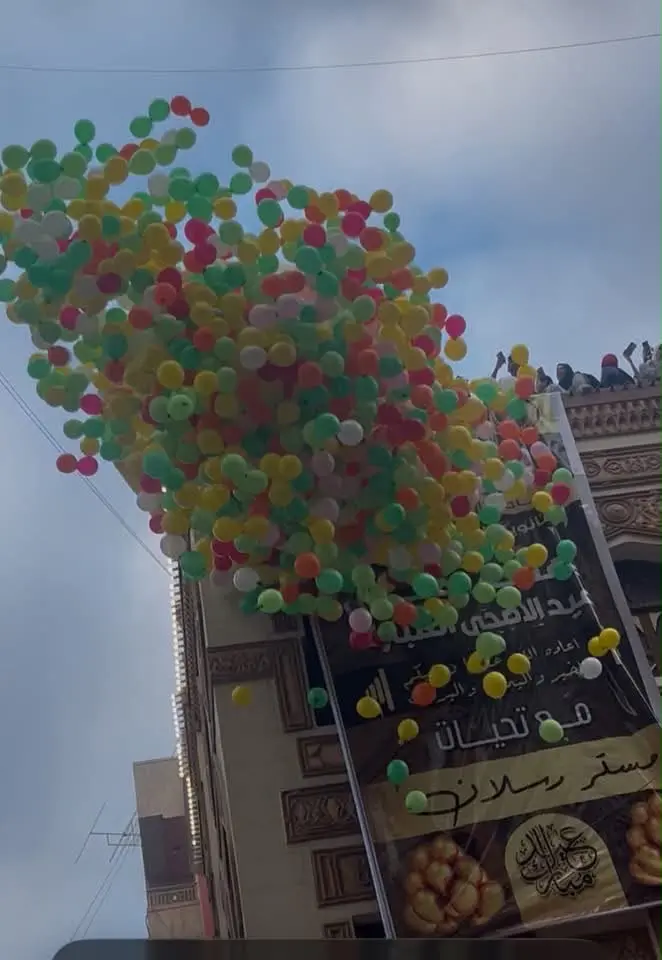 شلالات البلالين تُزيّن سماء البحيرة عقب صلاة عيد الأضحى