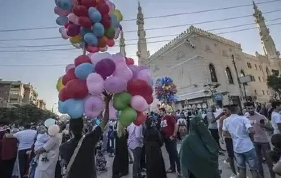 شلالات البلالين تُزيّن سماء البحيرة عقب صلاة عيد الأضحى - 1000671068