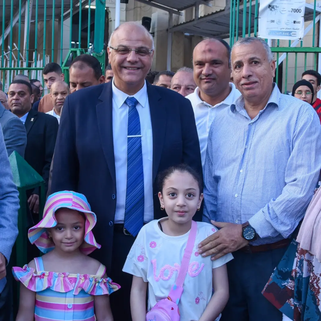 محافظ الإسكندرية يؤدي صلاة عيد الأضحى المبارك بمسجد سيدي جابر بنطاق حى شرق - 1000671112