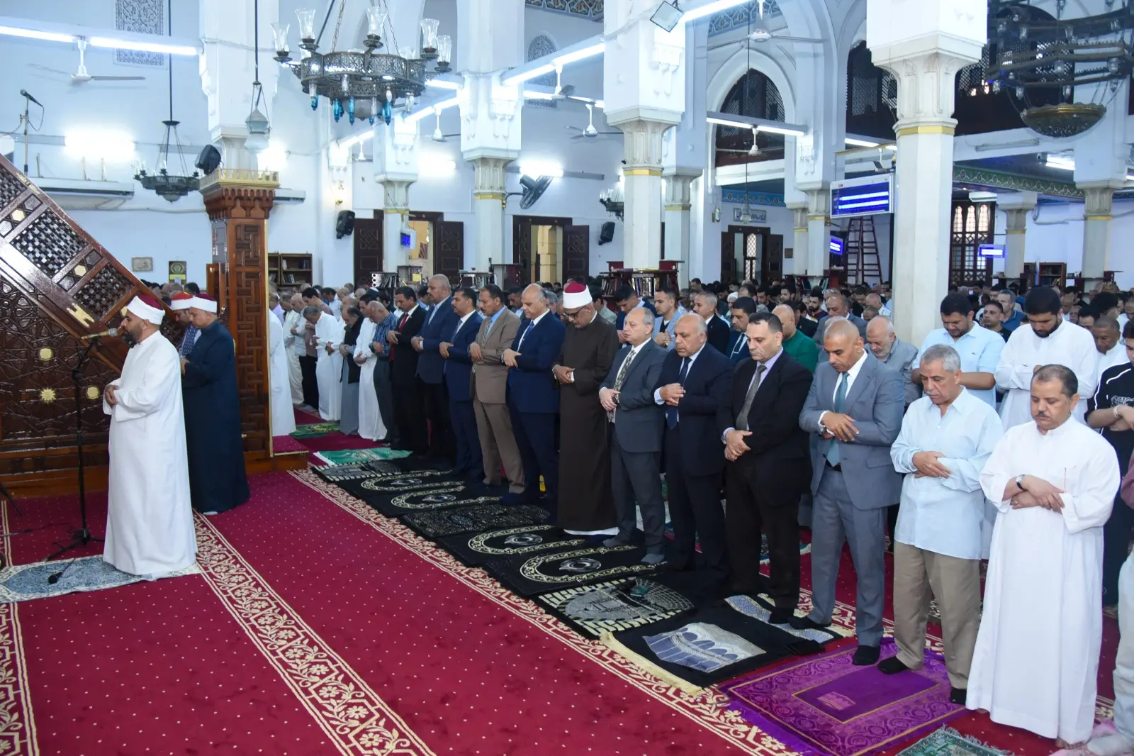 محافظ الإسكندرية يؤدي صلاة عيد الأضحى المبارك بمسجد سيدي جابر بنطاق حى شرق - 1000671120