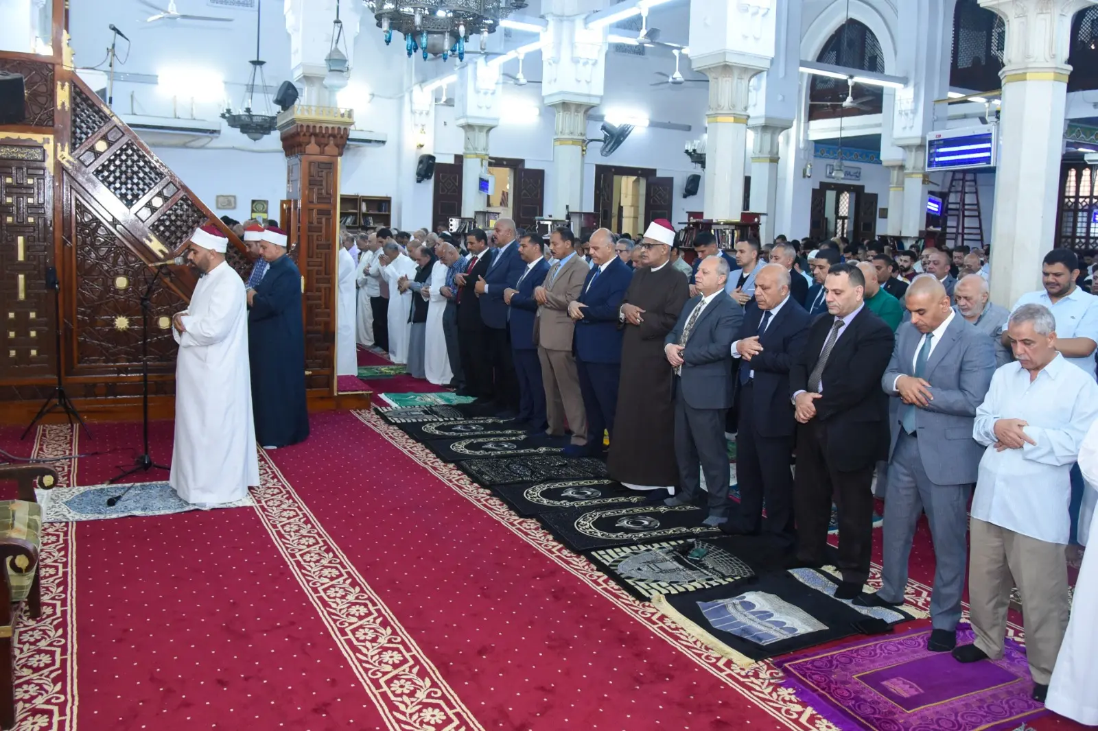 محافظ الإسكندرية يؤدي صلاة عيد الأضحى المبارك بمسجد سيدي جابر بنطاق حى شرق - 1000671126