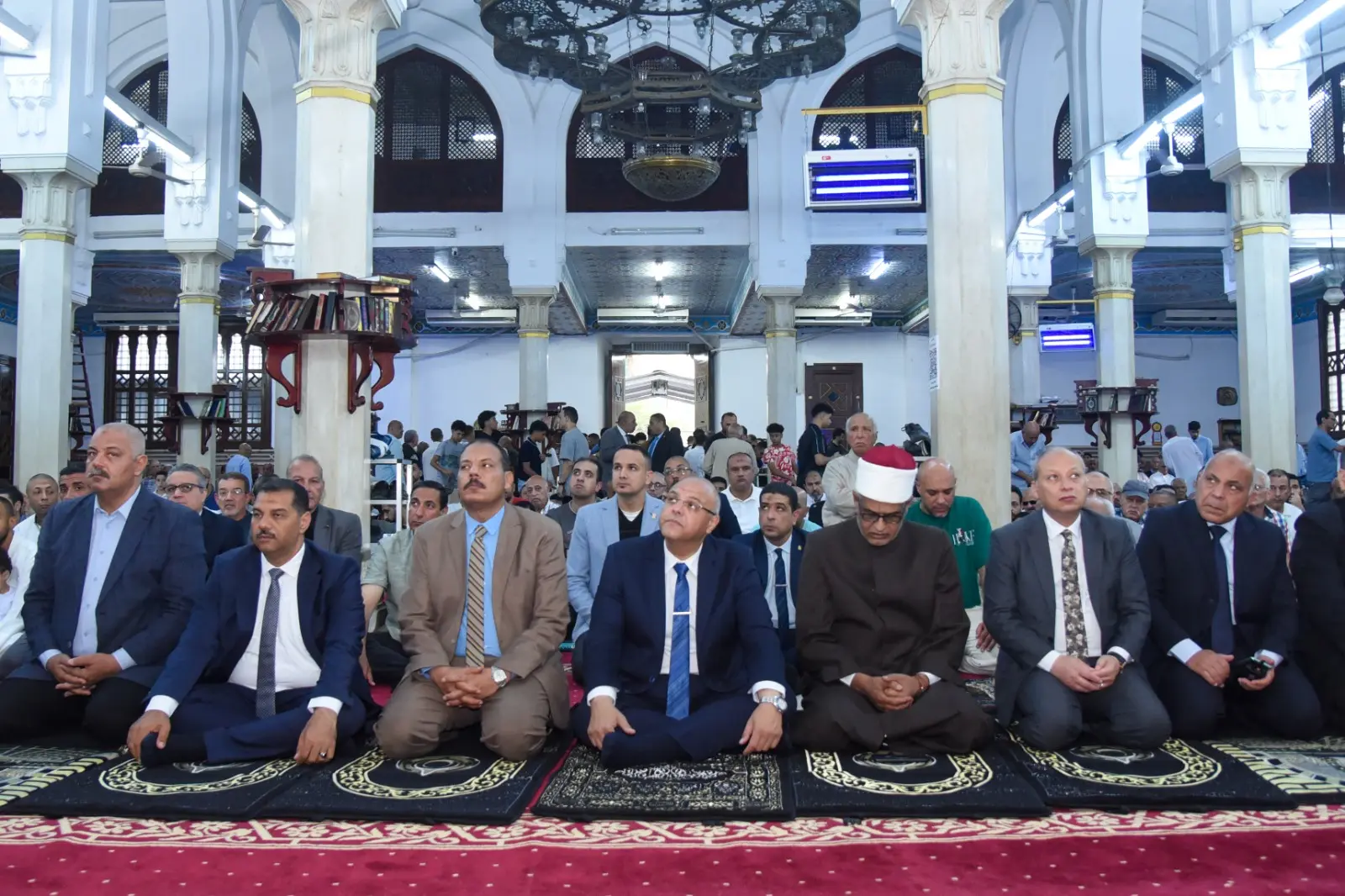 محافظ الإسكندرية يؤدي صلاة عيد الأضحى المبارك بمسجد سيدي جابر بنطاق حى شرق - 1000671128