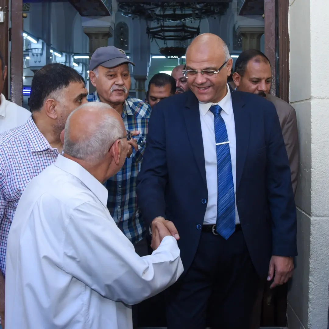 محافظ الإسكندرية يؤدي صلاة عيد الأضحى المبارك بمسجد سيدي جابر بنطاق حى شرق - 1000671132