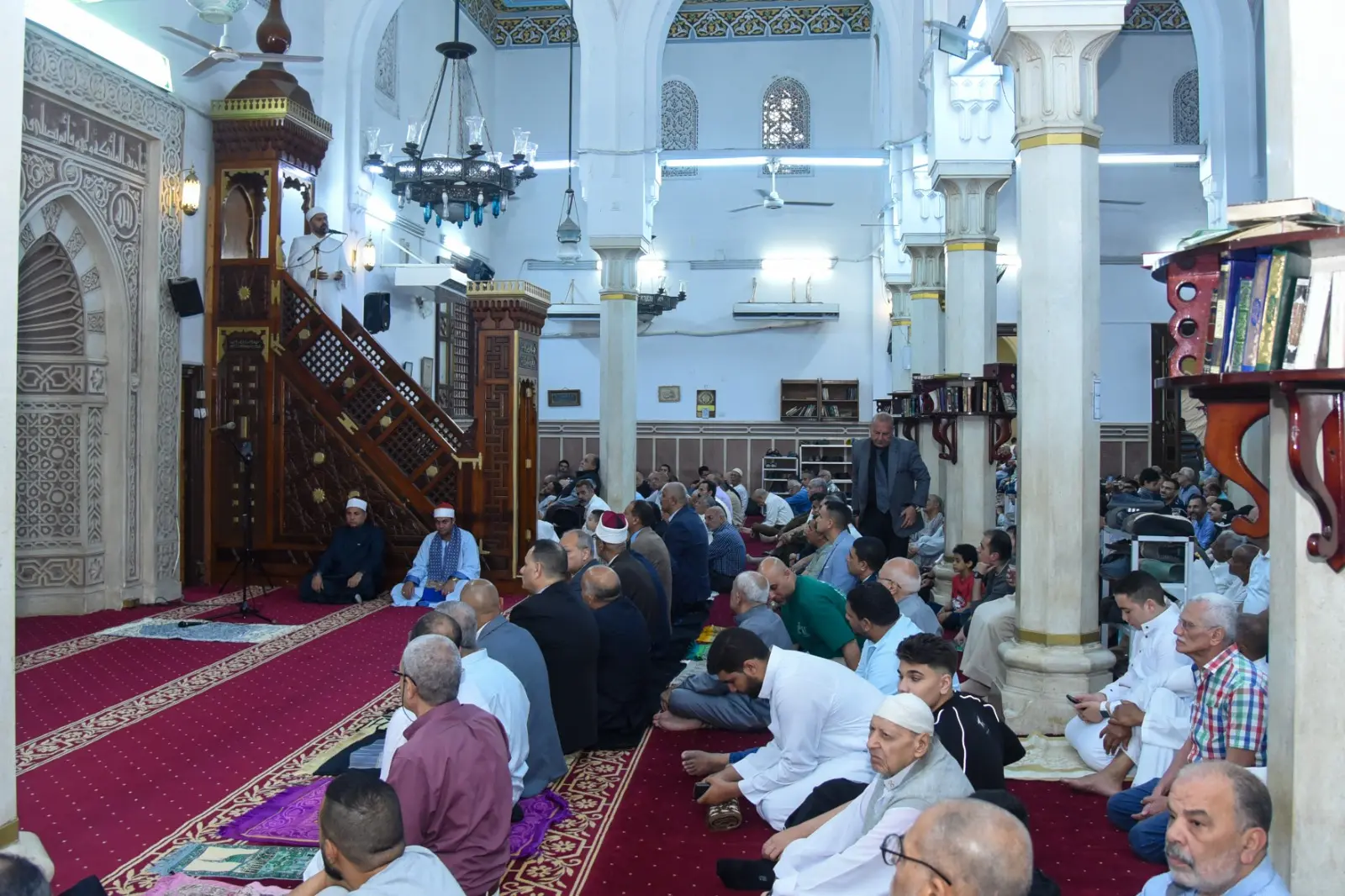 محافظ الإسكندرية يؤدي صلاة عيد الأضحى المبارك بمسجد سيدي جابر بنطاق حى شرق - 1000671136