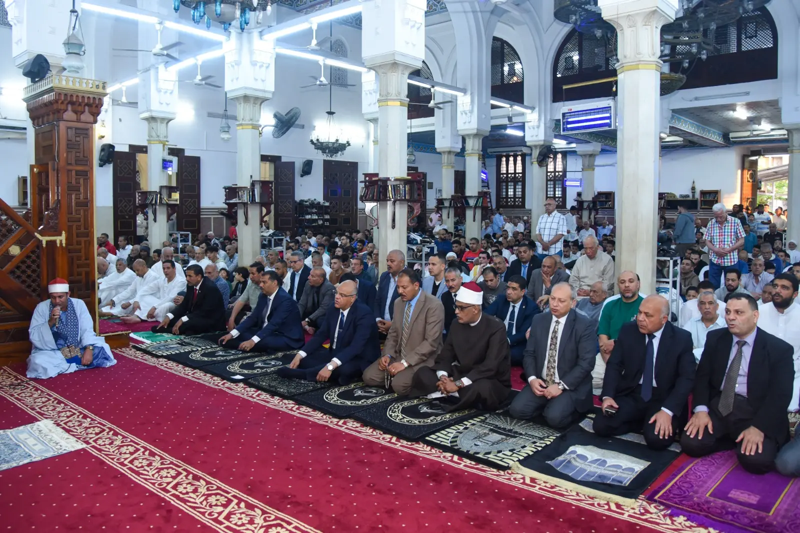 محافظ الإسكندرية يؤدي صلاة عيد الأضحى المبارك بمسجد سيدي جابر بنطاق حى شرق - 1000671140