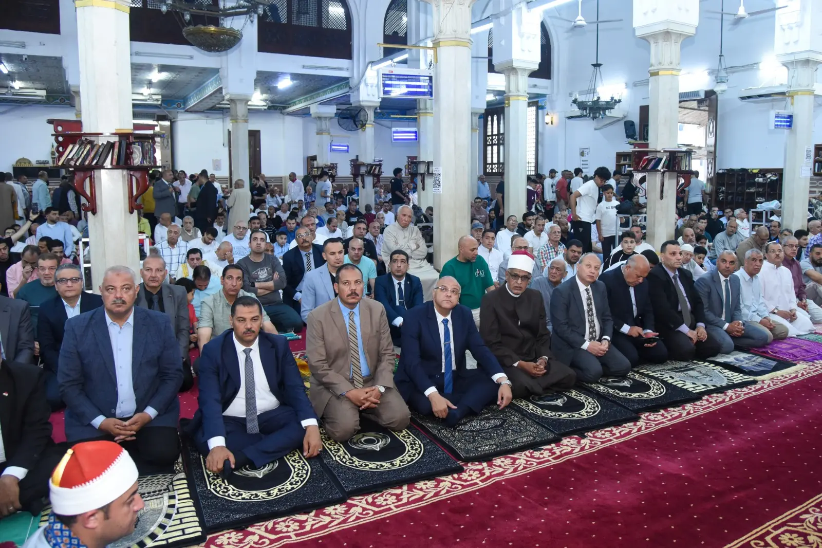 محافظ الإسكندرية يؤدي صلاة عيد الأضحى المبارك بمسجد سيدي جابر بنطاق حى شرق - 1000671142