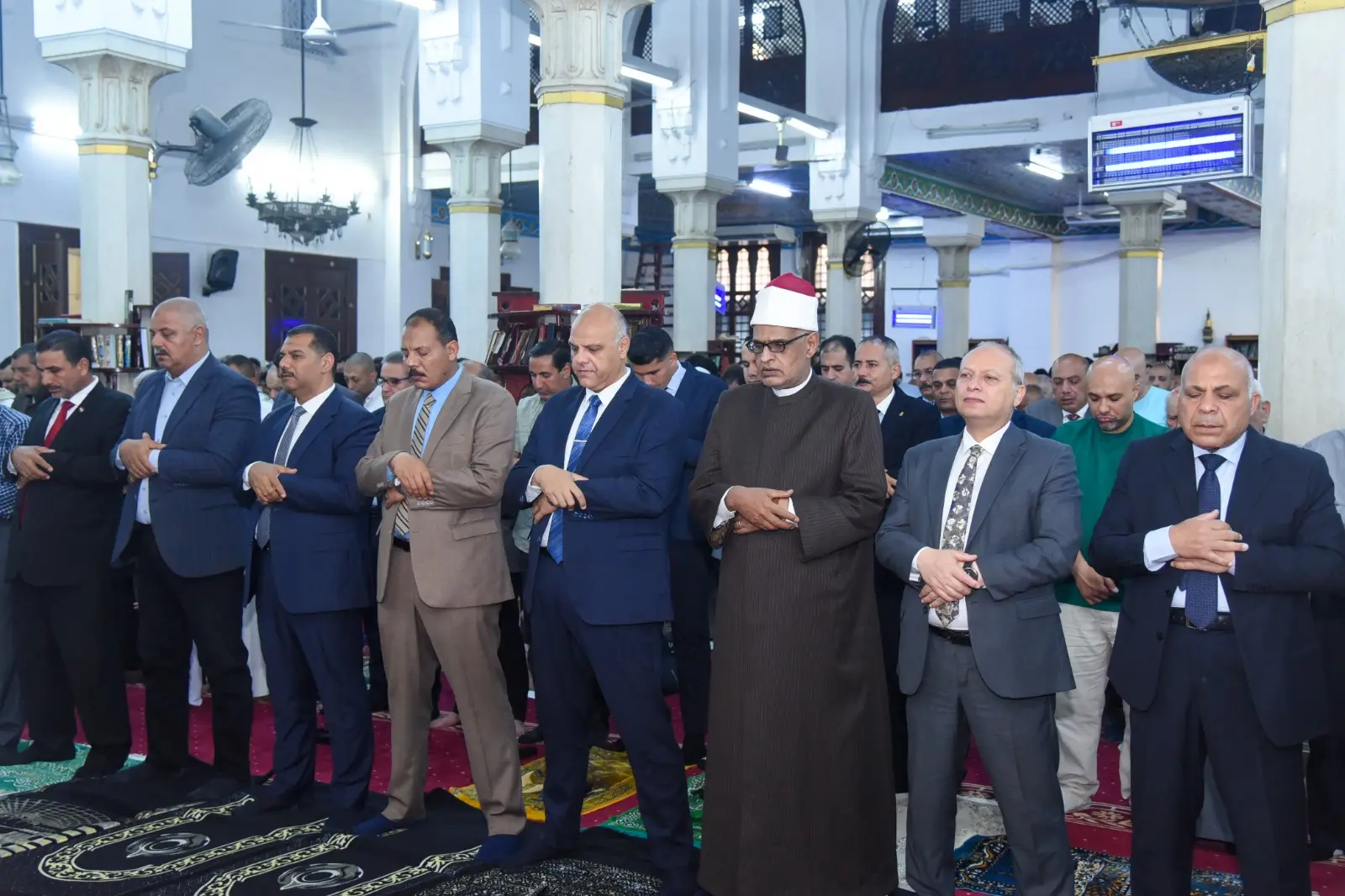 محافظ الإسكندرية يؤدي صلاة عيد الأضحى المبارك بمسجد سيدي جابر بنطاق حى شرق
