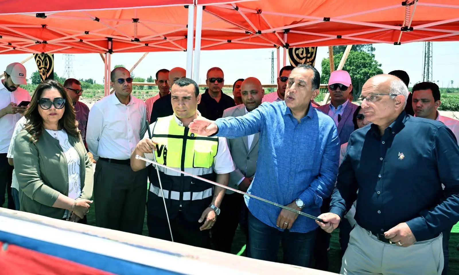 خلال جولته بمحافظة البحيرة.. رئيس الوزراء يتفقد مواقع العمل بمشروع رفع كفاءة وتطوير الطريق الدولي الساحلي