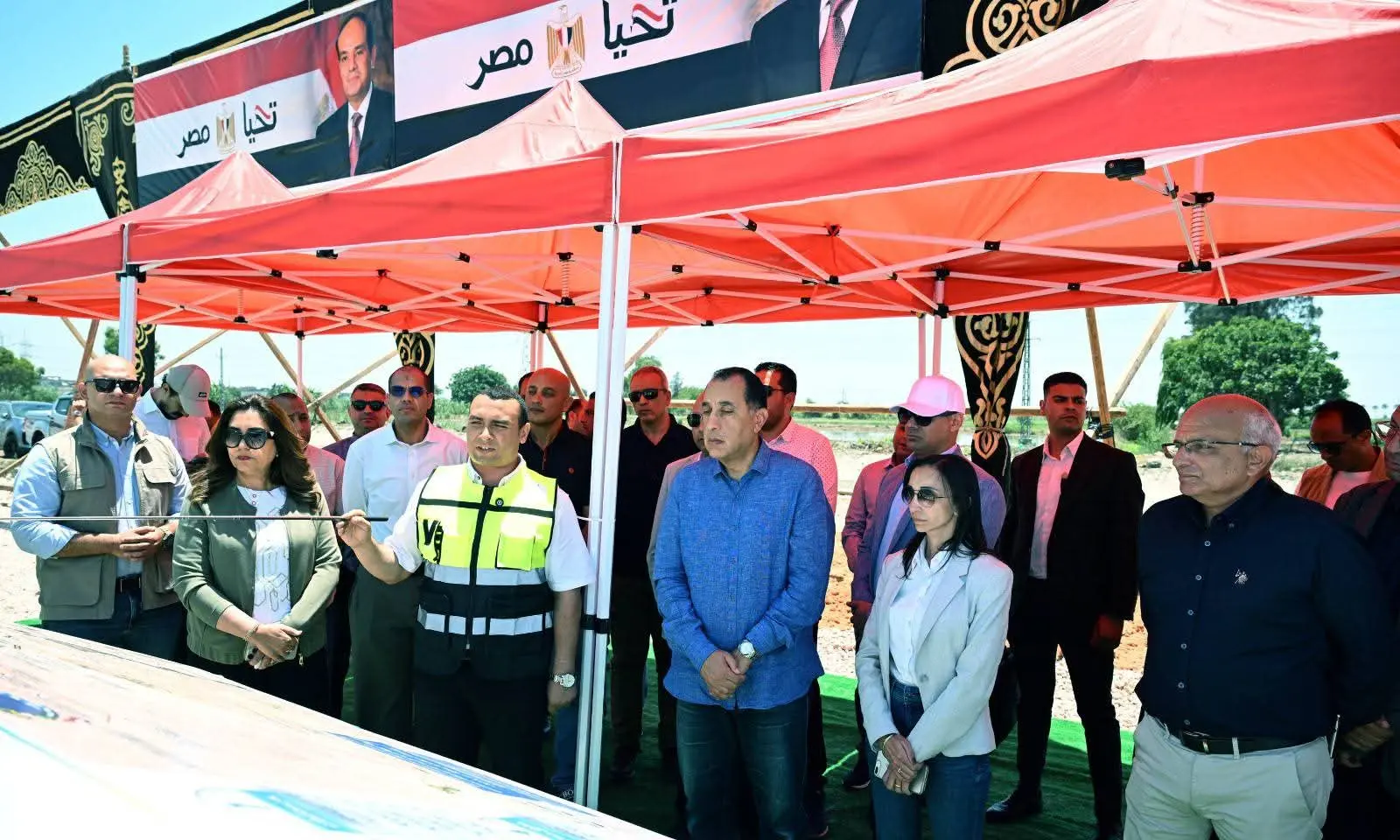 خلال جولته بمحافظة البحيرة.. رئيس الوزراء يتفقد مواقع العمل بمشروع رفع كفاءة وتطوير الطريق الدولي الساحلي